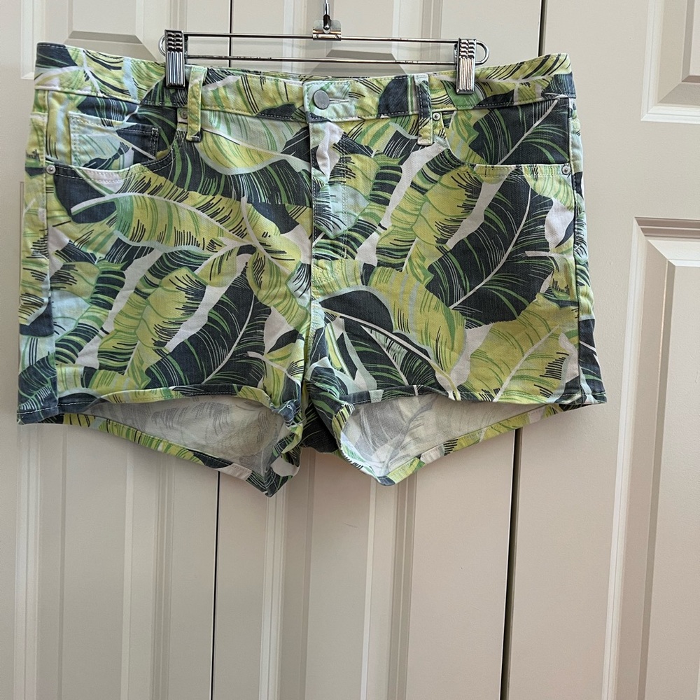 GAP Green and White Shorts with Tropical Leaf Print - Size 34 (18)